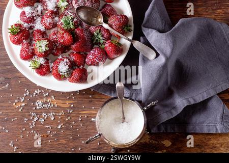 Garten Erdbeeren mit Zucker und Sahne Stockfoto