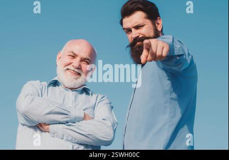 Älterer Rentner und Hipster-Sohn. Älterer Seniorenmann und bärtiger Sohn - zwei-Generationen-Konzept. Zwei Generationen - gemeinsames Wochenende. Stockfoto