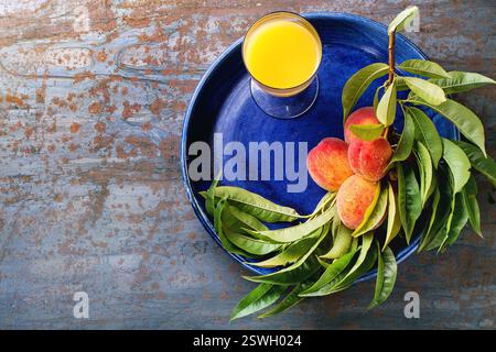 Pfirsiche auf Zweig und Saft Stockfoto