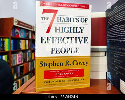 Lemberg, Ukraine - 20. Februar 2025: Die 7 Gewohnheiten hochwirksamer Menschen von Stephen R. Covey. Ein meistverkauftes Produktivitätsbuch in einem Regal Stockfoto