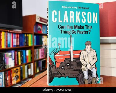 Lviv, Ukraine - 20. Februar 2025: Können Sie Diese Dinge Schneller Machen? Clarkson Buch illustriert mit einem Traktor und einem Mann, auf einem Tisch in einem Buchladen. Stockfoto