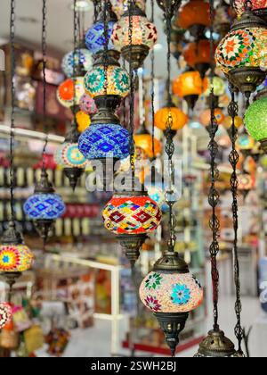 Türkische dekorative Hängelampen zum Verkauf auf dem Dubai Market. Stockfoto