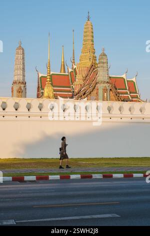 Spaziergang am Vormittag in der Nähe des Grand Palace in Bangkok, Thailand, mit atemberaubender Architektur Stockfoto