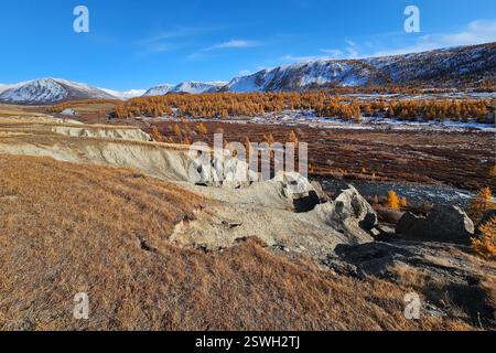 Intermountain Basin, Landschaft mit Bergen, Tälern und Bächen. Malerische, farbenfrohe Berge in Gorny Altai. Stockfoto