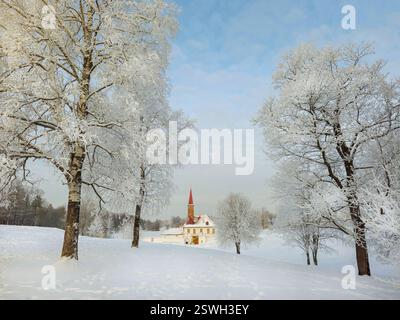 Sonniger Wintermorgen frostiger Morgen. Weiße Schneelandschaft mit altem maltesischen Palast in wunderschöner natürlicher Landschaft. Gatchina. Russland Stockfoto