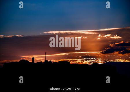 Silhouette des Dorfes Alhambra bei Sonnenuntergang Stockfoto