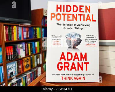 Lviv, Ukraine - 20. Februar 2025: Das Cover des Buches Hidden Potential von Adam Grant auf einem Bücherregal. Stockfoto