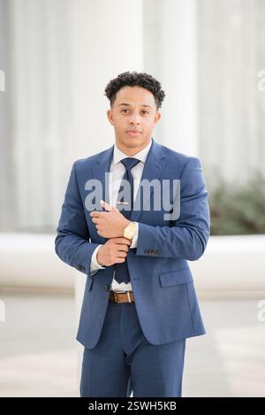 Selbstbewusster Mann im Anzug mit ernstem Ausdruck Stockfoto
