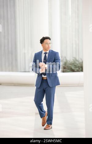 Mann, der in blauem Anzug läuft Stockfoto