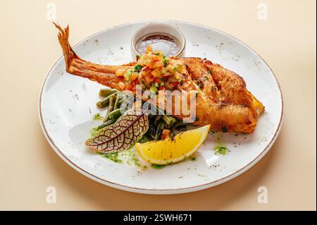 Meer â€‹ â€‹ Bass mit Spargel und Soße auf einem Teller Stockfoto