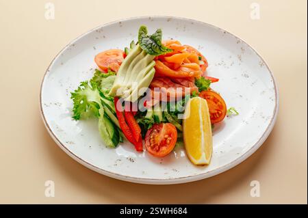 Gemüsesalat mit Avocado und rotem Fisch Stockfoto