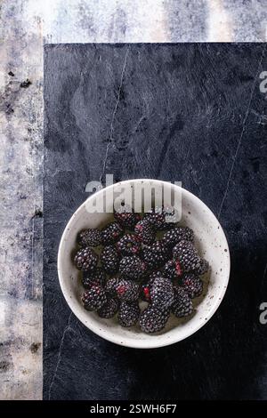 Schüssel mit Heidelbeeren Stockfoto