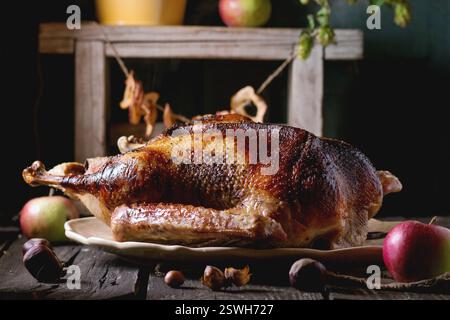 Gebratene Gans mit Äpfeln Stockfoto