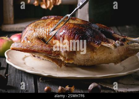 Gebratene Gans mit Äpfeln Stockfoto