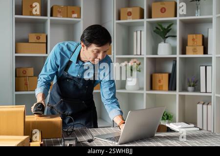 E-Commerce-Unternehmer scannen Produkte für die Bestandsverwaltung im Home Office und optimieren Online-Verkaufsprozesse. Stockfoto