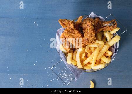 Hähnchen Frites mit Pommes frites Stockfoto