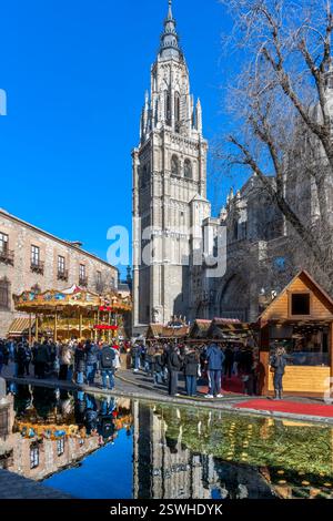 Kathedrale der Heiligen Maria von Toledo - oder einfach nur Kathedrale von Toledo. Aufgenommen mit Weihnachtsmärkten und kleinem Festplatz im Vordergrund und Reflexionen. Stockfoto