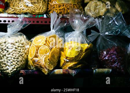 Eine lebendige Komposition aus getrockneten Mangoborangenscheiben Cashews und Rosinen mit Texturen und natürlichen Farben für die kulinarische Küche Stockfoto