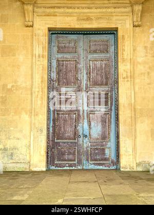 Stowe School Stowe Landscape Gardens Northamptonshire Großbritannien britische alte Schüler Internat Schule Geschichte historische Spiele Pflanzen Bäume hinterer Löwe Stockfoto