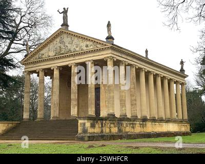 Stowe School Stowe Landscape Gardens Northamptonshire Großbritannien britische alte Schüler Internat Schule Geschichte historische Spiele Pflanzen Bäume hinterer Löwe Stockfoto