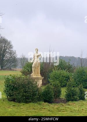 Stowe School Stowe Landscape Gardens Northamptonshire Großbritannien britische alte Schüler Internat Schule Geschichte historische Spiele Pflanzen Bäume hinterer Löwe Stockfoto