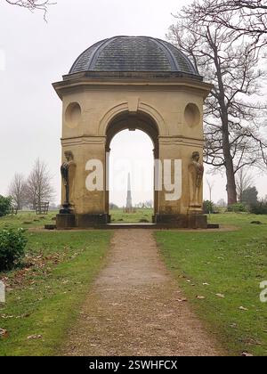Stowe School Stowe Landscape Gardens Northamptonshire Großbritannien britische alte Schüler Internat Schule Geschichte historische Spiele Pflanzen Bäume hinterer Löwe Stockfoto