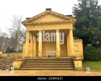 Stowe School Stowe Landscape Gardens Northamptonshire Großbritannien britische alte Schüler Internat Schule Geschichte historische Spiele Pflanzen Bäume hinterer Löwe Stockfoto