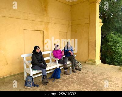Stowe School Stowe Landscape Gardens Northamptonshire Großbritannien britische alte Schüler Internat Schule Geschichte historische Spiele Pflanzen Bäume hinterer Löwe Stockfoto