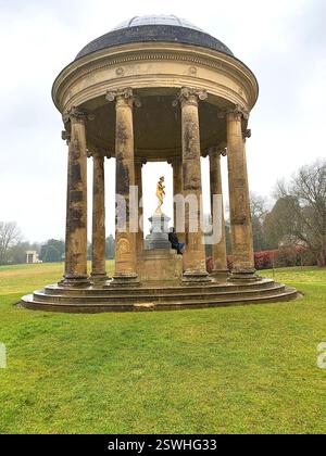 Stowe School Stowe Landscape Gardens Northamptonshire Großbritannien britische alte Schüler Internat Schule Geschichte historische Spiele Pflanzen Bäume hinterer Löwe Stockfoto