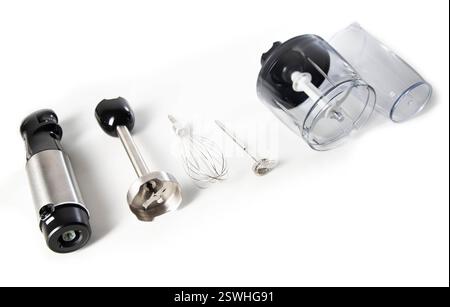 Modernes Set für Eintauchmixer mit Schneebesen, Milchaufschäumer und Schüssel auf weißem Hintergrund. Moderne Haushaltsgeräte Stockfoto