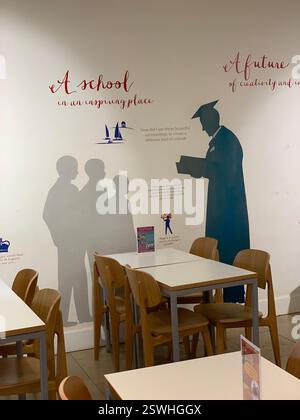 Stowe School Stowe Landscape Gardens Northamptonshire Großbritannien britische alte Schüler Internat Schule Geschichte historische Spiele Pflanzen Bäume hinterer Löwe Stockfoto