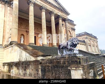 Stowe School Stowe Landscape Gardens Northamptonshire Großbritannien britische alte Schüler Internat Schule Geschichte historische Spiele Pflanzen Bäume hinterer Löwe Stockfoto