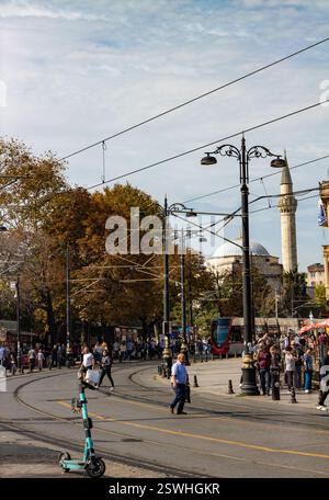 Istanbul Türkei, 22. Oktober 2023. Straße in der Nähe der Hagia Sophia. Touristenziel in Istanbul Stockfoto