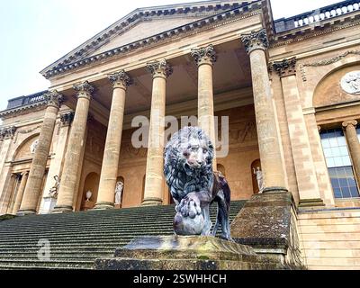 Stowe School Stowe Landscape Gardens Northamptonshire Großbritannien britische alte Schüler Internat Schule Geschichte historische Spiele Pflanzen Bäume hinterer Löwe Stockfoto