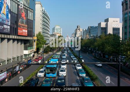 Hangzhou, China, Weitwinkelansicht, Hochwinkel, Straßenszene, Autos, Stau, im Stadtzentrum, im modernen China Stockfoto