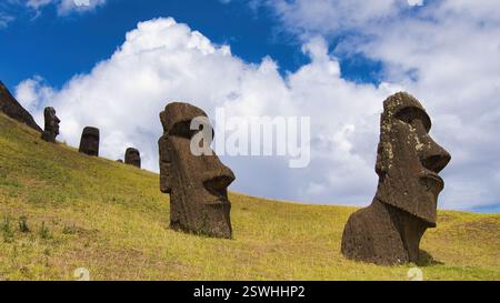Rano Raraku, Steinbruch des Moai auf der Osterinsel. Der teilweise fertiggestellte Moai steht an den unteren Hängen des Vulkankraters, unberührt im Bürgerkrieg Stockfoto