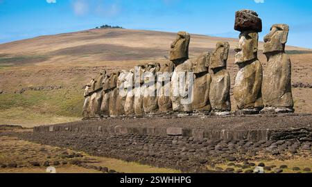 Die 15 Moai auf der größten ahu oder Steinplattform in Rapa Nui, Tongariki. Im Landesinneren sind die Moai auf den Sonnenuntergang zur Wintersonnenwende ausgerichtet. Stockfoto