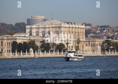 Istanbul, Türkei 22. Oktober 2023 Dolmabahce Palast aus nächster Nähe fotografiert vom Touristenschiff Stockfoto