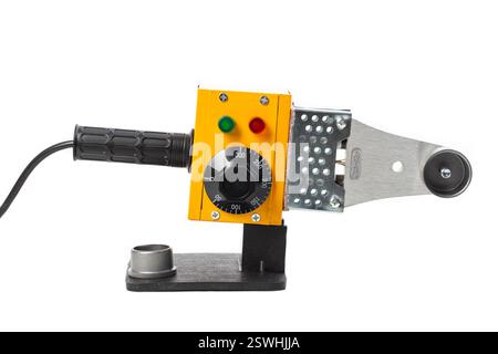 Elektrischer Lötkolben zum Schweißen von Polypropylenrohren auf weißem Hintergrund, isolieren. Sanitär-Gerät Stockfoto