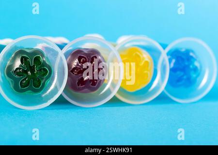 Set aus mehrfarbigen Gelspritzen mit Desinfektionsmittel und Toilettenreiniger auf blauem Hintergrund Stockfoto