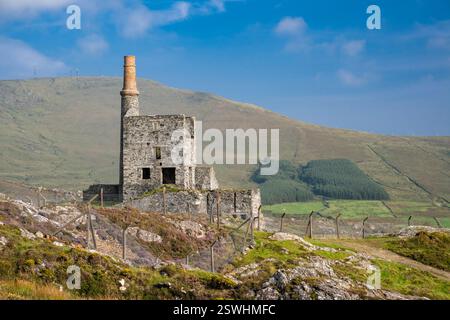 Mountain Mine, ein verlassenes kornisches Maschinenhaus aus dem 19. Jahrhundert, das früher für den Kupferbergbau genutzt wurde, mit Knockoura Hill im Hintergrund Stockfoto