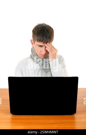 Teenager am Schreibtisch mit Laptop fühlt Kopfschmerzen isoliert auf dem Weißen Stockfoto