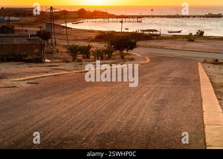Leere Straße und Himmelslandschaft. Malerische Szene und Sonnenuntergang über der Straße. Coche Island, Venezuela. Stockfoto