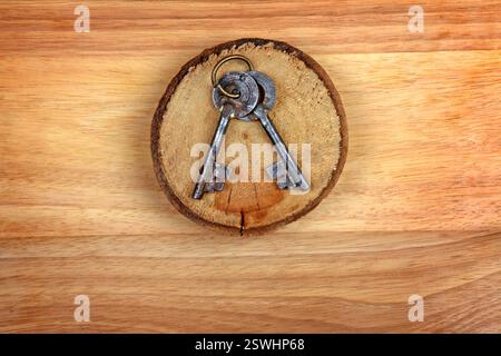 Alte Schlüssel auf dem hölzernen Hintergrund Stockfoto