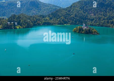Marienkirche am Bleder See und Insel Bled von Schloss Bled aus gesehen, Slowenien Stockfoto
