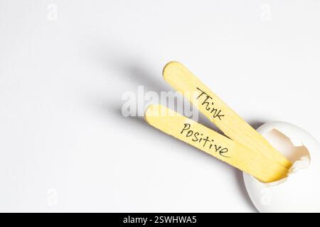 Nahaufnahme einer handgeschriebenen Nachricht auf einem Eisstock, in der steht, positiv zu denken Stockfoto