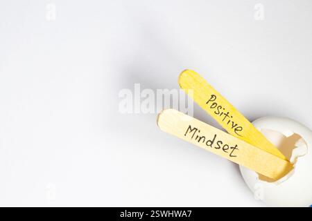 Nahaufnahme einer handgeschriebenen Botschaft auf einem Eisstock, die positive Einstellung hervorruft Stockfoto