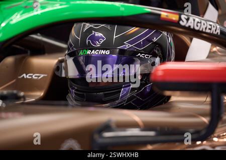 BARCELONA, SPANIEN – 20. FEBRUAR: Javier Sagrera aus Spanien und AIX Racing (26) schauen während der Formel-3-Tests auf dem Circuit de Barcelona-CA in der Garage zu Stockfoto