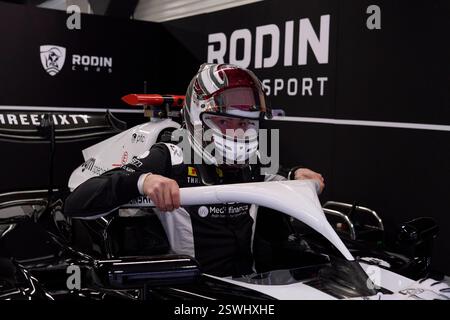 BARCELONA, SPANIEN – 20. FEBRUAR: Roman Bilinski aus Polen und Rodin Motorsport (25) bereiten sich auf die Fahrt in der Garage während der Formel-3-Tests auf dem Circuit vor Stockfoto