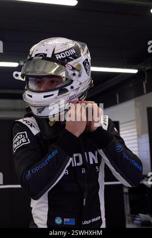 BARCELONA, SPANIEN - 20. FEBRUAR: Louis Sharp aus Australien und Rodin Motorsport (24) während der Formel-3-Tests auf dem Circuit de Barcelona-Catalunya auf Febru Stockfoto